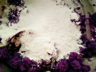 紫薯糯米饼,倒入适量的糯米粉（能成团就可以了，不用太多）