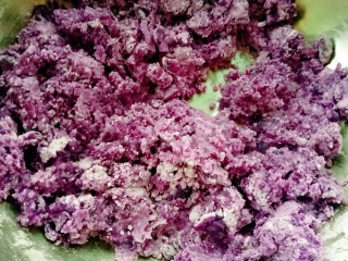 紫薯糯米饼,搅拌均匀