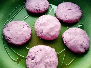 紫薯糯米饼,用手按成饼放入油锅中（小火）