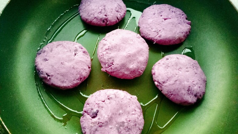 紫薯糯米饼,用手按成饼放入油锅中（小火）