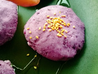 紫薯糯米饼,在表面撒一些白芝麻