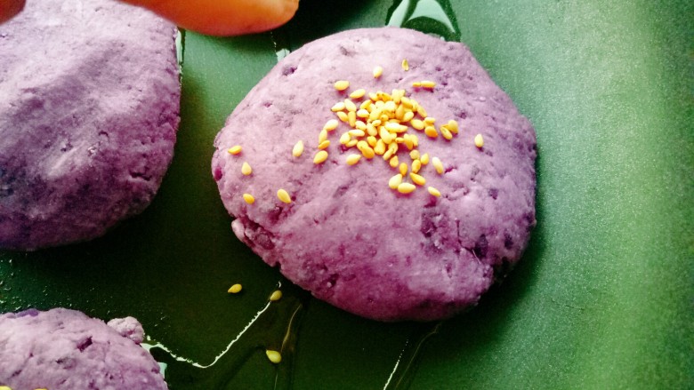 紫薯糯米饼,在表面撒一些白芝麻