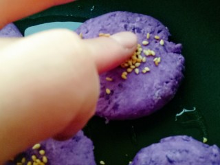紫薯糯米饼,用手轻轻的压实