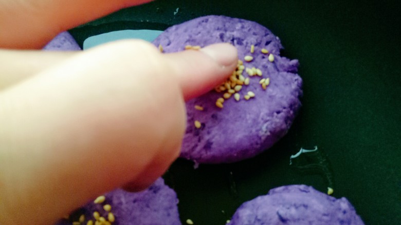 紫薯糯米饼,用手轻轻的压实