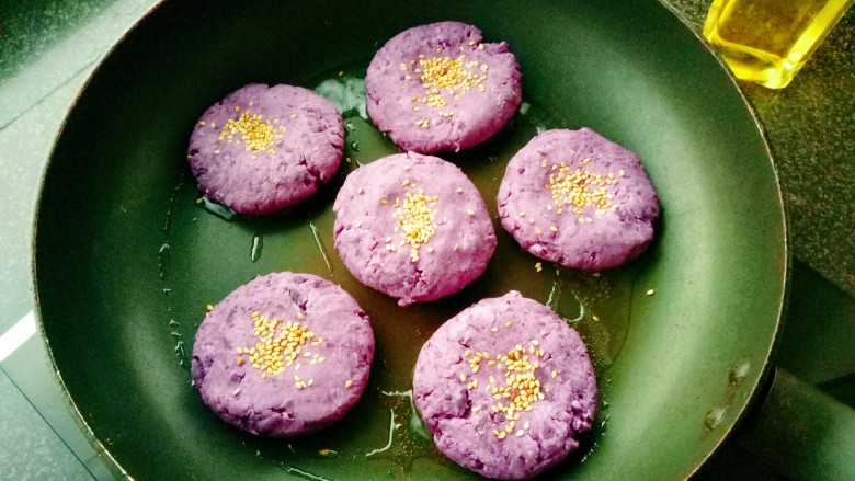 紫薯糯米饼,小火烙至两面金黄
