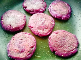 紫薯糯米饼,翻面