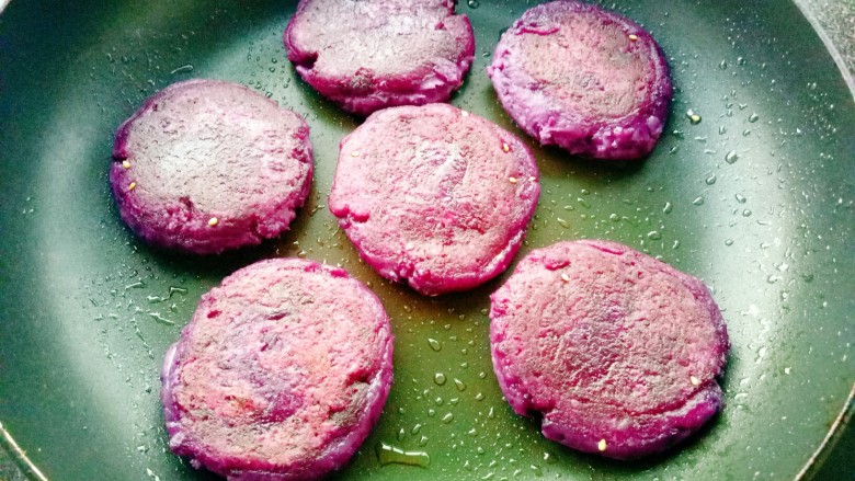 紫薯糯米饼,翻面
