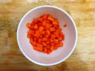 家常蚝油什锦鲍菇丁,胡萝卜去皮洗净，如图所示，切成丁，备用