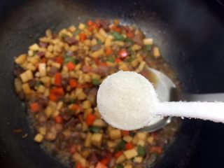 家常蚝油什锦鲍菇丁,加一小勺细砂糖，翻炒均匀，即可