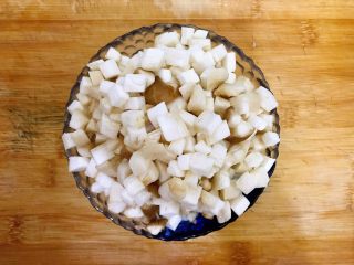 家常蚝油什锦鲍菇丁,杏鲍菇洗净，如图所示，切成丁，备用