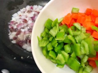 家常蚝油什锦鲍菇丁,下胡萝卜和青椒