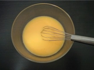 戚风蛋糕（八寸）,将牛奶、色拉油、30g糖混合搅拌至糖融化，加入蛋黄顺时针搅拌均匀。