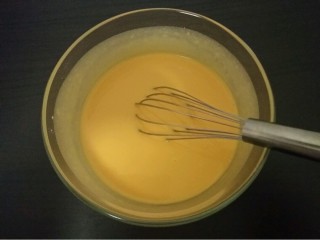戚风蛋糕（八寸）,将低筋面粉过筛后搅拌均匀，备用。