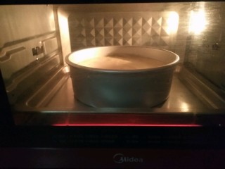 戚风蛋糕（八寸）,将面糊和蛋白快速搅拌均匀倒入模具中，震出气泡，放入预热好的烤箱中。