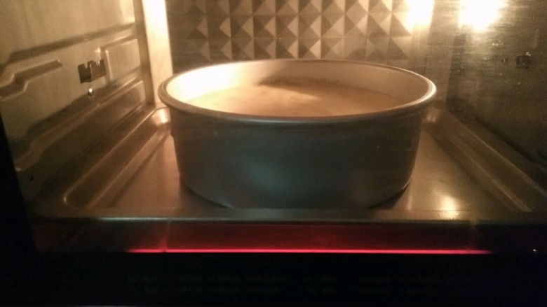 戚风蛋糕（八寸）,将面糊和蛋白快速搅拌均匀倒入模具中，震出气泡，放入预热好的烤箱中。