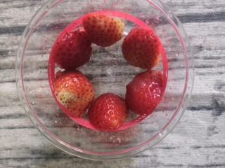 草莓奥利奥酸奶杯,准备一个甜品杯，把草莓如图摆放