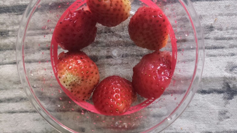 草莓奥利奥酸奶杯,准备一个甜品杯，把草莓如图摆放