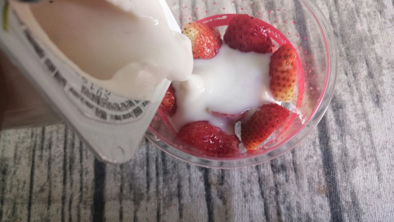 草莓奥利奥酸奶杯,然后倒入酸奶