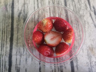 草莓奥利奥酸奶杯,中间放一瓣，以免杯壁上的草莓掉下来