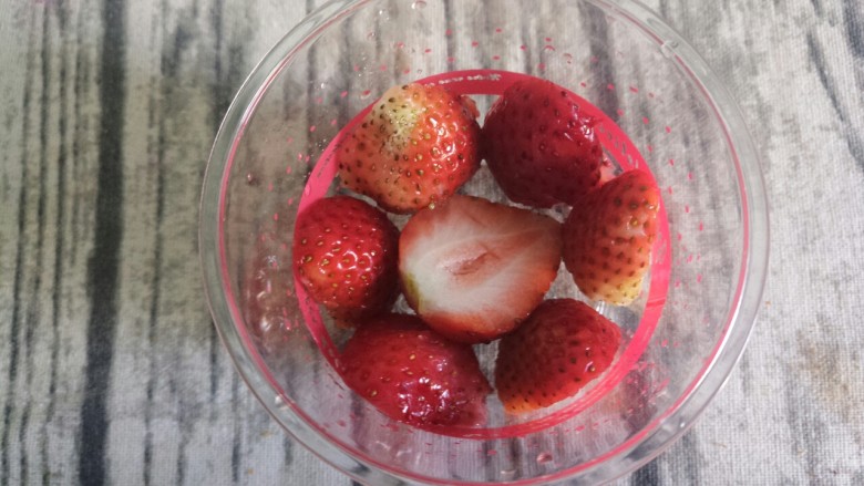 草莓奥利奥酸奶杯,中间放一瓣，以免杯壁上的草莓掉下来