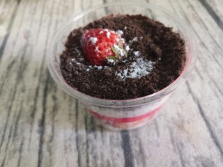 草莓奥利奥酸奶杯,撒在上面