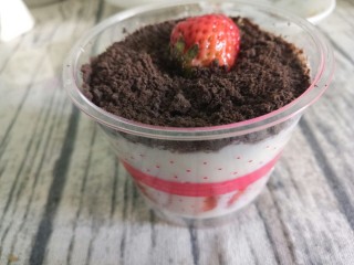 草莓奥利奥酸奶杯,上面再铺上奥利奥碎，再摆上一个草莓装饰