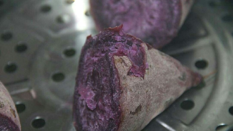 椰蓉紫薯草莓球,用筷子可以戳动，就是熟了