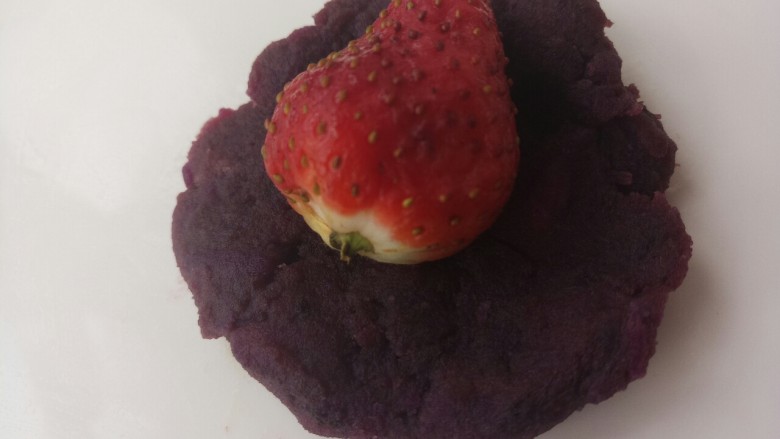 椰蓉紫薯草莓球,把紫薯团压扁，把草莓包进去