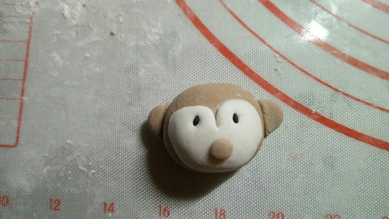 小猴汤圆,取约0.2克的棕色面团做猴子的嘴巴。