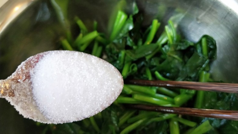 老醋菠菜凉拌花生米,在放入盆中，加2克盐。