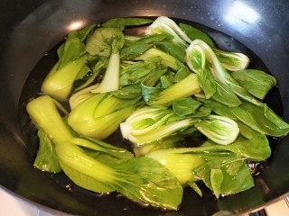浇留肉丸子,油菜用开水锅烫熟。