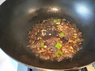浇留肉丸子,锅中留适量油，放入葱姜蒜末炒香，加入适量酱油。