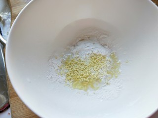 浇留肉丸子,取一个小碗，放入适量淀粉，鸡精调成汁。