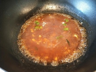 浇留肉丸子,倒入适量骨汤。