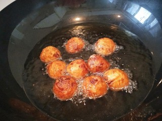 浇留肉丸子,锅中倒入适量油烧热，放入丸子炸制金黄捞出来备用。