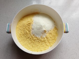 奶香玉米面窝窝头,面粉、玉米面、奶粉放入容器中混合