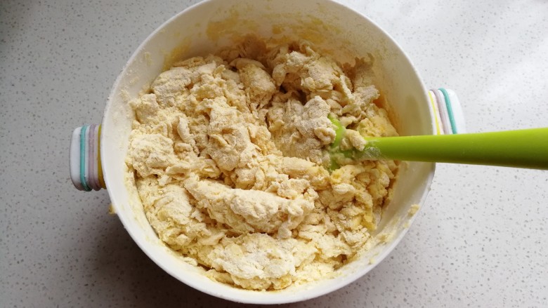 奶香玉米面窝窝头,然后将酵母水和糖水分次加入面粉中，先搅拌成絮状