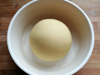 奶香玉米面窝窝头,然后揉成光滑的面团，放入容器中，盖保鲜膜进行发酵