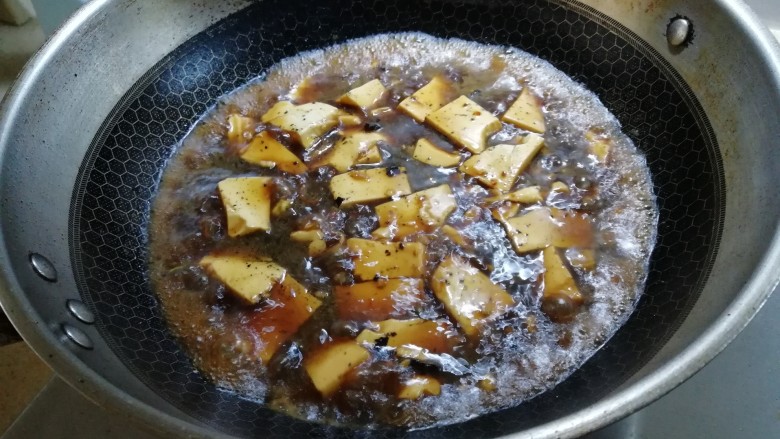 麻辣豆腐,豆腐烧熟，大火焖，加入红薯淀粉，勾芡下