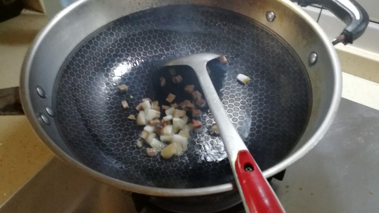 麻辣豆腐,锅烧热，腊肉倒入