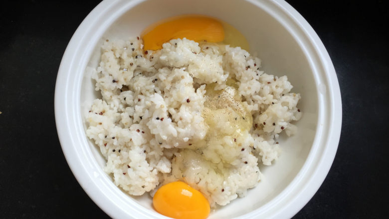 菠萝虾仁炒饭,剩米饭打入鸡蛋