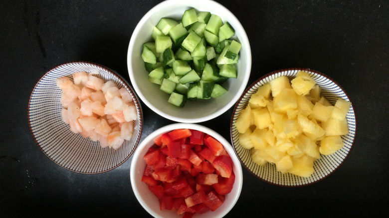 菠萝虾仁炒饭,沥水的菠萝丁，红椒，黄瓜切丁，虾仁切丁用料酒和盐腌一下