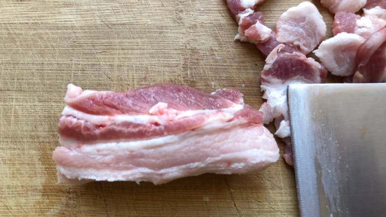 泡菜五花肉,把五花肉竖着摆放切成2毫米的片，这样切，肉不容易上下分离