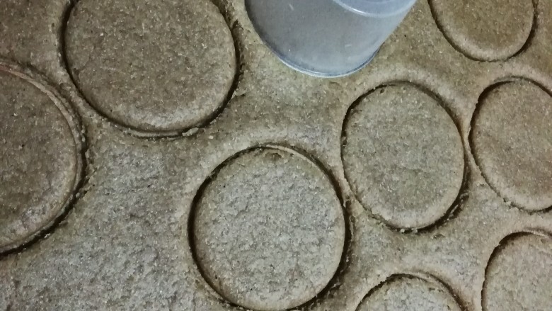 粗粮饼干,用一模具把薄饼分成N个饼干形状。
