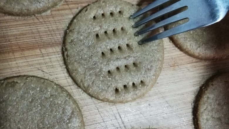 粗粮饼干,用叉子在未烤的饼干上扎些小孔。