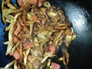 剪刀面,然后加西红柿炒软，加入生抽老抽，蘑菇鲜