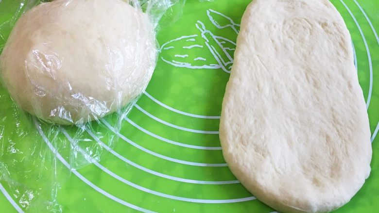 酸奶吐司面包,将面团擀成长方形。