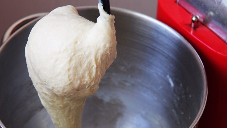 酸奶吐司面包,继续搅拌10分钟，面团光滑，细腻。