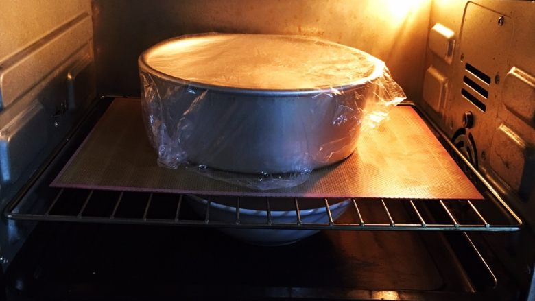 酸奶吐司面包,烤箱发酵档，底部放热水，发酵时间60分钟，30分钟更换一次热水。