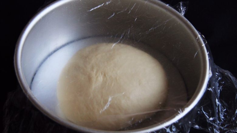 酸奶吐司面包,拿出整理，放入模具中，盖上保鲜膜。